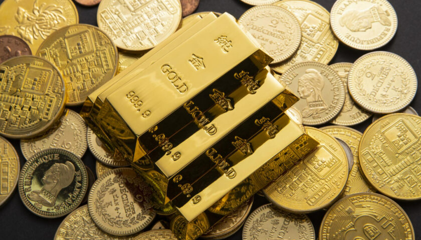 des lingots et des pièces en or