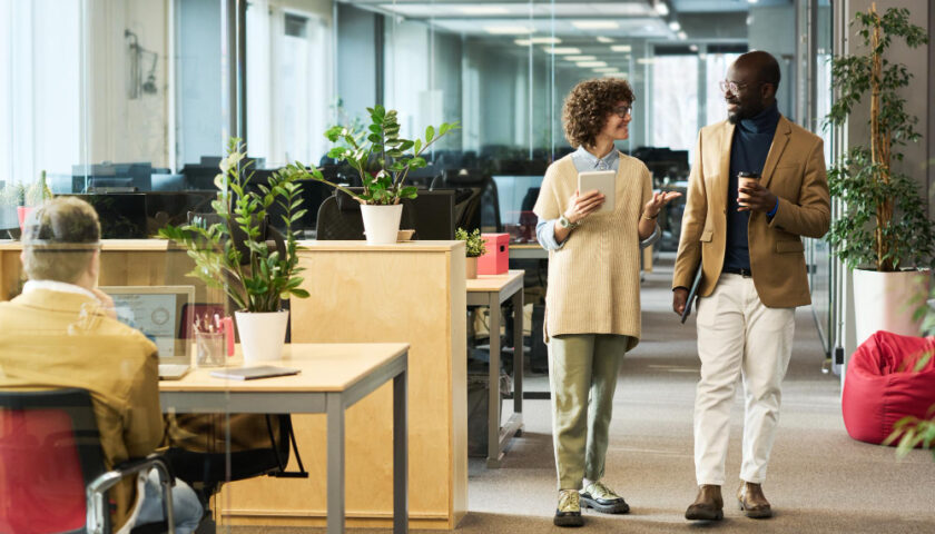Deux personnes qui discute dans un open sapce