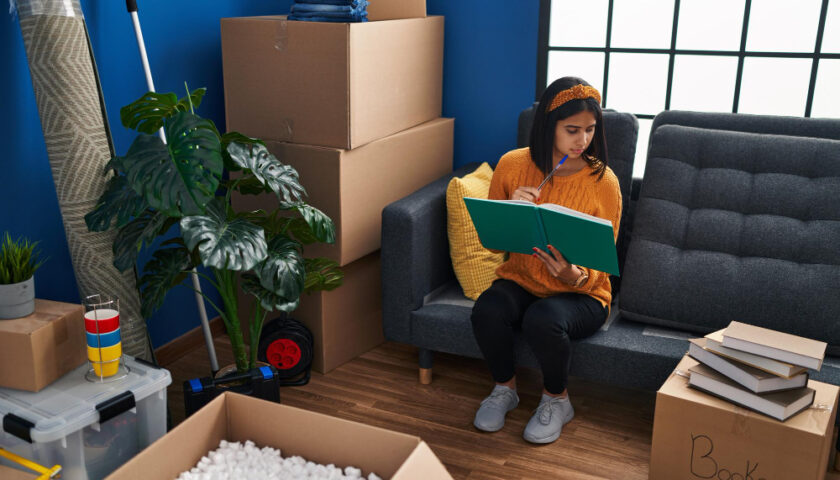 une femme dans sa maison en déménagement