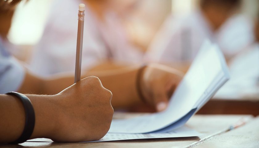 Un étudiant écrivant pour sa formation d'assistant comptable