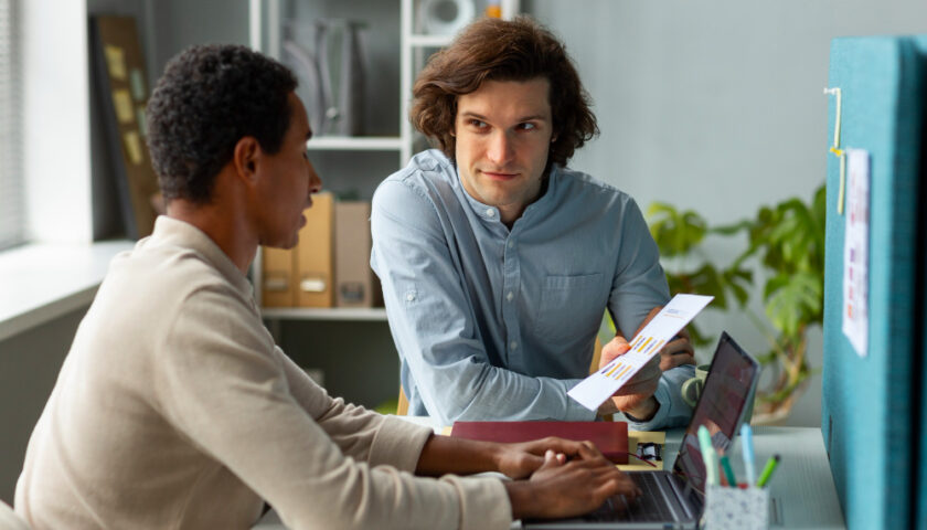 un auto entrepreneur discutant avec son expert comptable